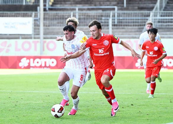 Fussball-Bundesliga - Saison 2026 27 Bruchweg-Stadion - Testspiel 25.07.26 1. FSV Mainz 05 (mz) - Holstein Kiel (ki) 3:0 Guillermo BALZI (ki), lin - William BOVING (1. FSV Mainz 05) Fussball-Bundesliga - 1. FSV Mainz 05 *** German Bundesliga 2026–27 Season, Bruchweg Stadium, Friendly Match, July 25, 2026, 1 FSV Mainz 05 vs. Holstein Kiel, 3–0, Guillermo BALZI, lin William BOVING 1 FSV Mainz 05 German Bundesliga 1 FSV Mainz 05