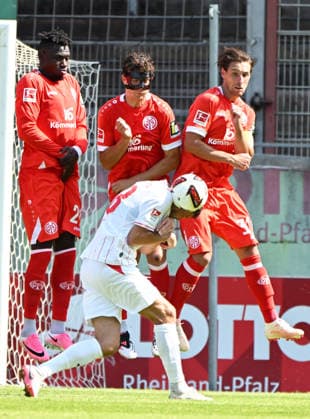 Fussball-Bundesliga - Saison 2026 27 Bruchweg-Stadion - Testspiel 25.07.26 1. FSV Mainz 05 (mz) - Holstein Kiel (ki) 3:0 Kopfschuss, ein Kieler Freistoss traf Jonas MEFFERT (ki) voll am Kopf, dahinter die Mainzer Mauer v.li: Sheraldo BECKER (1. FSV Mainz 05), Fabio GRUBER(1. FSV Mainz 05), Dominik KOHR (1. FSV Mainz 05) Fussball-Bundesliga - 1. FSV Mainz 05 *** 2026–27 Bundesliga Season, Bruchweg Stadium, Friendly Match, July 25, 2026: FSV Mainz 05 1, Holstein Kiel 3. Goal: A Kiel free kick struck Jonas MEFFERT squarely in the head, behind them, the Mainz wall: from left, Sheraldo BECKER (1, FSV Mainz 05), Fabio GRUBER (1, FSV Mainz 05), Dominik KOHR (1, FSV Mainz 05). Soccer Bundesliga: 1 FSV Mainz 05