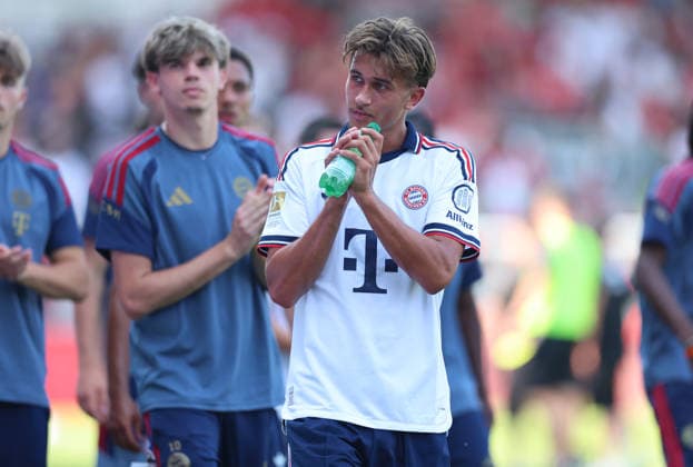 25.07.2026, Fussball Testspiel, SV Wehen Wiesbaden - FC Bayern München, v.l., Tom Bischof (FC Bayern München) bedankt sich bei den Fans, bedanken, Dank, Mannschaft nach dem Spiel, after the match, bedankt sich bei den Fans, applauds the fans DFL DFB REGULATIONS PROHIBIT ANY USE OF PHOTOGRAPHS AS IMAGE SEQUENCES AND OR QUASI-VIDEO. xdcx *** July 25, 2026, Soccer Friendly Match, SV Wehen Wiesbaden vs. FC Bayern Munich, from left: Tom Bischof of FC Bayern Munich thanks the fans, thanks, gratitude, Team after the game, after the match, thanks the fans, applauds the fans DFL DFB REGULATIONS PROHIBIT ANY USE OF PHOTOGRAPHS AS IMAGE SEQUENCES AND OR QUASI-VIDEO xdcx Copyright: HMBxMedia Claus