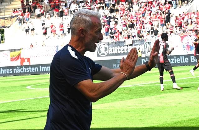 25.07.2026 xhpx Offenbach am Main, Plutos Stadion am Bieberer Berg - Jubiläumsspiel Kickers Offenbach (OFC) - Bayer 04 Leverkusen. Trainer Mark Zimmermann Kickers Offenbach *** July 25, 2026 xhpx Offenbach am Main, Plutos Stadium at Bieberer Berg Anniversary Match: Kickers Offenbach vs. OFC Bayer 04 Leverkusen Coach Mark Zimmermann, Kickers Offenbach