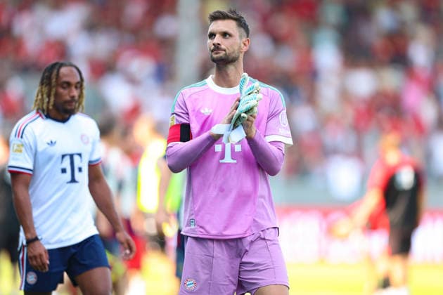 25.07.2026, Fussball Testspiel, SV Wehen Wiesbaden - FC Bayern München, v.l., Torwart Sven Ulreich (FC Bayern München) bedankt sich bei den Fans, bedanken, Dank, Mannschaft nach dem Spiel, after the match, bedankt sich bei den Fans, applauds the fans DFL DFB REGULATIONS PROHIBIT ANY USE OF PHOTOGRAPHS AS IMAGE SEQUENCES AND OR QUASI-VIDEO. xdcx *** July 25, 2026, Soccer Friendly Match, SV Wehen Wiesbaden vs. FC Bayern Munich, from left: Goalkeeper Sven Ulreich of FC Bayern Munich thanks the fans, thanks, gratitude, Team after the match, thanks the fans, applauds the fans DFL DFB REGULATIONS PROHIBIT ANY USE OF PHOTOGRAPHS AS IMAGE SEQUENCES AND OR QUASI-VIDEO xdcx Copyright: HMBxMedia Claus
