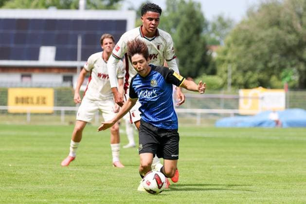 im Zweikampf, Aktion, mit Noahkai Banks 40 (FC Augsburg), Seung-joon Lee 16 (1. FC Saarbruecken), FC Augsburg vs. 1. FC Saarbruecken, Fussball, 1. Bundesliga, Testspiel, Saison 2026 27, 25.07.2026 Kaufbeuren Bayern Deutschland *** One-on-one, action, featuring Noahkai Banks (40, FC Augsburg) and Seung joon Lee (16, 1 FC Saarbrücken), FC Augsburg vs. 1 FC Saarbrücken, soccer, 1. Bundesliga, Friendly, 2026–27 season, July 25, 2026, Kaufbeuren, Bavaria, Germany Copyright: xkolbert-press ChristianxKolbertx