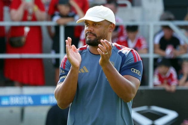 25.07.2026, xrekx, Fussball Testspiel, SV Wehen Wiesbaden - FC Bayern München v.l. Vincent Kompany Trainer (FC Bayern Muenchen) bedankt bedanken sich bei den Fans, the player thanks the fans for their support (DFL DFB REGULATIONS PROHIBIT ANY USE OF PHOTOGRAPHS as IMAGE SEQUENCES and or QUASI-VIDEO) Wiesbaden *** July 25, 2026, xrekx, Soccer Friendly Match, SV Wehen Wiesbaden vs. FC Bayern Munich – Vincent Kompany, coach of FC Bayern Munich, thanks the fans; the player thanks the fans for their support. DFL and DFB regulations prohibit any use of photographs as image sequences and or quasi-video. Wiesbaden