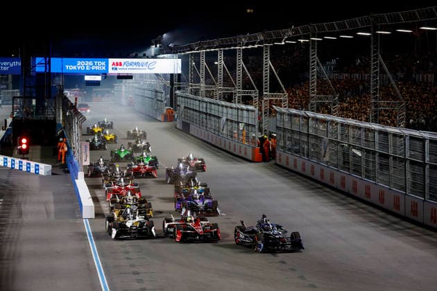 2026 FORMULA E TOKYO ePRIX 27 DENNIS Jake (gbr), Andretti Formula E, Porsche 99X Electric, 48 MORTARA Edoardo (swi), Mahindra Racing, Mahindra M12Electro, 13 DA COSTA Antonio Felix (prt), Jaguar TCS Racing, Jaguar I-Type 7, action, start race 1 during the Tokyo ePrix, 14th and 15th round of the 2025-26 ABB FIA Formula E World Championship, WM, Weltmeisterschaft on the Tokyo Street Circuit from July 24 to 26, 2026 in Tokyo, Japan -  Copyright: xGREGORYxLENORMANDx