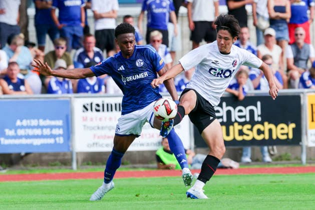 Junior Adamu (FC Schalke 04) und Shu Ikedo (Fagiano Okayama) kämpfen um den Ball, Friendly match, FC Schalke 04 v Fagiano Okayama, Silberstadtarena am 25. July 2026 in Schwaz, Österreich. (Foto von Marco Steinbrenner DeFodi Images) Junior Adamu (FC Schalke 04) und Shu Ikedo (Fagiano Okayama) battle for the ball, Friendly match, FC Schalke 04 v Fagiano Okayama, Silberstadt Arena, July 25, 2026 in Schwaz, Austria. (Photo by Marco Steinbrenner DeFodi Images) - *** Junior Adamu of FC Schalke 04 and Shu Ikedo of Fagiano Okayama battle for the ball, Friendly match, FC Schalke 04 vs. Fagiano Okayama, Silberstadtarena on July 25, 2026, in Schwaz, Austria Photo by Marco Steinbrenner, DeFodi Images Junior Adamu of FC Schalke 04 and Shu Ikedo of Fagiano Okayama battle for the ball, Friendly match, FC Schalke 04 vs. Fagiano Okayama, Silberstadt Arena, July 25, 2026, in Schwaz, Austria. Photo by Marco Steinbrenner, DeFodi Images
