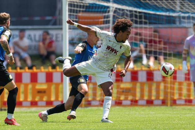 im Zweikampf, Aktion, mit Florian Pick 20 (1. FC Saarbruecken), Han-Noah Massengo 4 (FC Augsburg), FC Augsburg vs. 1. FC Saarbruecken, Fussball, 1. Bundesliga, Testspiel, Saison 2026 27, 25.07.2026 Kaufbeuren Bayern Deutschland *** One-on-one, action, featuring Florian Pick (20, 1. FC Saarbrücken) and Han Noah Massengo (4, FC Augsburg), FC Augsburg vs. 1. FC Saarbrücken, soccer, 1. Bundesliga, Friendly, 2026–27 Season, July 25, 2026, Kaufbeuren, Bavaria, Germany Copyright: xkolbert-press ChristianxKolbertx