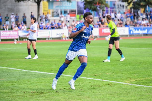 25.07.2026, Fussball, Saison 2026 2027, Vorbereitung, Testspiel: Fagiano Okayama - FC Schalke 04, Junior Adamu (FC Schalke 04) freut sich über das Tor zum 1:3, xRHR-FOTO YYx *** July 25, 2026, Soccer, 2026–2027 Season, Preseason, Friendly Match: Fagiano Okayama vs. FC Schalke 04, Junior Adamu of FC Schalke 04 celebrates his goal to make it 1–3, xRHR PHOTO YYx Copyright: KROEGER RHR-FOTOx RHR-FOTO YY