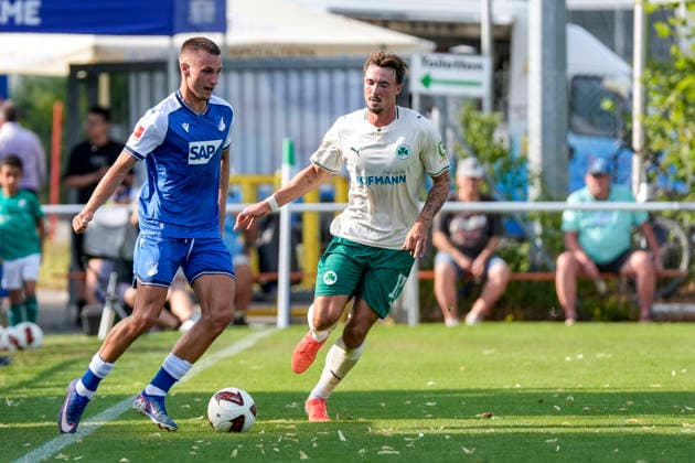 v.li.: Tim Lemperle (Hoffenheim, 19), Noah König (Fürth, 17), Zweikampf, Spielszene, Duell, duel, tackle, tackling, Dynamik, Action, Aktion, 25.07.2026, Zuzenhausen (Deutschland), Fussball, Testspiel, TSG 1899 Hoffenheim - SpVgg Greuther Fürth, DFB DFL REGULATIONS PROHIBIT ANY USE OF PHOTOGRAPHS AS IMAGE SEQUENCES AND OR QUASI-VIDEO. *** From left: Tim Lemperle (Hoffenheim), 19, Noah König (Fürth), 17, tackle, game scene, duel, tackle, tackling, dynamic, action, 07 25 2026, Zuzenhausen, Germany, soccer, friendly match, TSG 1899 Hoffenheim vs. SpVgg Greuther Fürth, DFB and DFL regulations prohibit any use of photographs as image sequences and or quasi-video xozx
