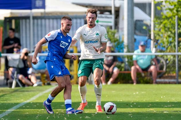 v.li.: Tim Lemperle (Hoffenheim, 19), Noah König (Fürth, 17), Zweikampf, Spielszene, Duell, duel, tackle, tackling, Dynamik, Action, Aktion, 25.07.2026, Zuzenhausen (Deutschland), Fussball, Testspiel, TSG 1899 Hoffenheim - SpVgg Greuther Fürth, DFB DFL REGULATIONS PROHIBIT ANY USE OF PHOTOGRAPHS AS IMAGE SEQUENCES AND OR QUASI-VIDEO. *** From left: Tim Lemperle (Hoffenheim), 19, Noah König (Fürth), 17, tackle, game scene, duel, tackle, tackling, dynamic, action, 07 25 2026, Zuzenhausen, Germany, soccer, friendly match, TSG 1899 Hoffenheim vs. SpVgg Greuther Fürth, DFB and DFL regulations prohibit any use of photographs as image sequences and or quasi-video xozx