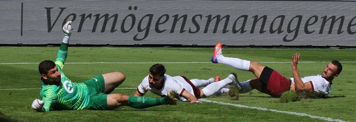 25.07.2026 xmgoodx Offenbach am Main, Plutos Stadion am Bieberer Berg - Jubiläumsspiel Kickers Offenbach (OFC) - Bayer 04 Leverkusen. Torwart Johannes Brinkies (1, OFC) geschlagen *** July 25, 2026 xmgoodx Offenbach am Main, Pluto Stadium at Bieberer Berg Anniversary Match: Kickers Offenbach vs. OFC Bayer 04 Leverkusen Goalkeeper Johannes Brinkies 1, OFC defeated