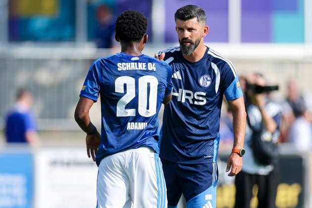 Junior Adamu (FC Schalke 04) und Trainer Miron Muslic (FC Schalke 04) unterhalten sich, Friendly match, FC Schalke 04 v Fagiano Okayama, Silberstadtarena am 25. July 2026 in Schwaz, Österreich. (Foto von Marco Steinbrenner DeFodi Images) Junior Adamu (FC Schalke 04) und Trainer Miron Muslic (FC Schalke 04) talk together, Friendly match, FC Schalke 04 v Fagiano Okayama, Silberstadt Arena, July 25, 2026 in Schwaz, Austria. (Photo by Marco Steinbrenner DeFodi Images) - *** Junior Adamu of FC Schalke 04 and Coach Miron Muslic of FC Schalke 04 are talking, Friendly match, FC Schalke 04 vs. Fagiano Okayama, Silberstadtarena on July 25, 2026, in Schwaz, Austria Photo by Marco Steinbrenner, DeFodi Images Junior Adamu of FC Schalke 04 and Coach Miron Muslic of FC Schalke 04 talk together, Friendly match, FC Schalke 04 vs. Fagiano Okayama, Silberstadt Arena, July 25, 2026, in Schwaz, Austria. Photo by Marco Steinbrenner, DeFodi Images