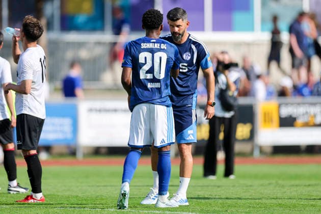 Junior Adamu (FC Schalke 04) und Trainer Miron Muslic (FC Schalke 04) unterhalten sich, Friendly match, FC Schalke 04 v Fagiano Okayama, Silberstadtarena am 25. July 2026 in Schwaz, Österreich. (Foto von Marco Steinbrenner DeFodi Images) Junior Adamu (FC Schalke 04) und Trainer Miron Muslic (FC Schalke 04) talk together, Friendly match, FC Schalke 04 v Fagiano Okayama, Silberstadt Arena, July 25, 2026 in Schwaz, Austria. (Photo by Marco Steinbrenner DeFodi Images) - *** Junior Adamu of FC Schalke 04 and Coach Miron Muslic of FC Schalke 04 are talking, Friendly match, FC Schalke 04 vs. Fagiano Okayama, Silberstadtarena on July 25, 2026, in Schwaz, Austria Photo by Marco Steinbrenner, DeFodi Images Junior Adamu of FC Schalke 04 and Coach Miron Muslic of FC Schalke 04 talk together, Friendly match, FC Schalke 04 vs. Fagiano Okayama, Silberstadt Arena, July 25, 2026, in Schwaz, Austria. Photo by Marco Steinbrenner, DeFodi Images