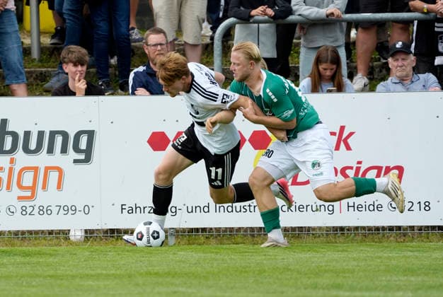 Foto : Tom Kankowski (Lübeck) gegen Mathis HARMS (Heide , links) Fussball Landespokal Schleswig Holstein;, Viertelfinale am Sa. 25.07.2026 Heider SV - VfB Lübeck *** Photo by Tom Kankowski: Lübeck vs. Mathis HARMS Heide, left—Schleswig-Holstein State Soccer Cup, quarterfinals on Sat, July 25, 2026, Heider SV vs. VfB Lübeck