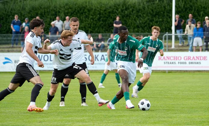 Foto : Joel Chinaemerem AMADI (Lübeck) gegen Mathis HARMS (Heide) und Fabian ARNDT Fussball Landespokal Schleswig Holstein;, Viertelfinale am Sa. 25.07.2026 Heider SV - VfB Lübeck *** Photo: Joel Chinaemerem AMADI (Lübeck) vs. Mathis HARMS (Heide) and Fabian ARNDT, Schleswig-Holstein State Soccer Cup, Quarterfinals on Sat, July 25, 2026, Heider SV vs. VfB Lübeck