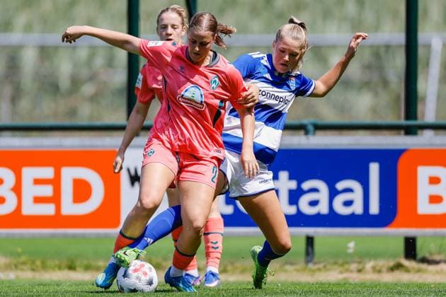 HATTEMERBROEK , 25-07-2026 , sportpark De Kuule , season 2026 2027 , Dutch Preseason football , friendly match between PEC Zwolle (women) and SV Werder Bremen (women) , picture shows Werder Bremen player Sarah Gutmann, PEC Zwolle player Jill Diekman PEC Ã Werder Bremen (women friendly)  x205199214x Copyright: