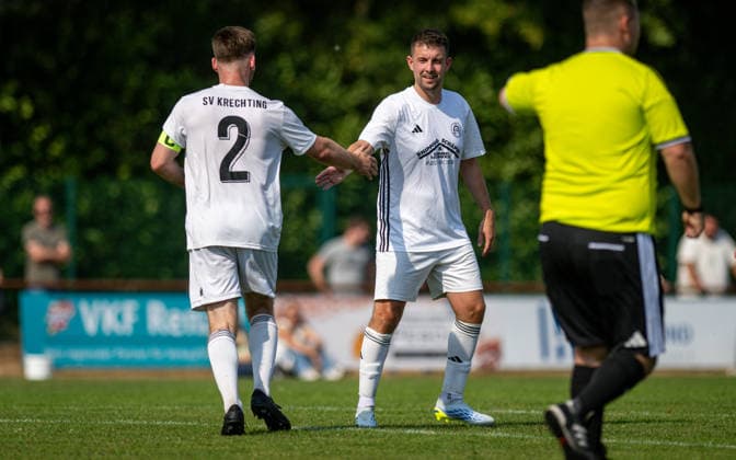 Fussball, Saison 2026 2027, Kreisfreundschaftsspiel, 25.07.2026, Herren, Hemdener SV (rot) vs. SV Krechting (weiss) v.l.: David Lehrig (SV Krechting), Kevin Juch (SV Krechting), Bocholt Sportplatz Hemdener SV Deutschland *** Soccer, 2026–2027 Season, District Friendly Match, July 25, 2026, Men’s, Hemdener SV (red) vs. SV Krechting (white); from left: David Lehrig (SV Krechting), Kevin Juch (SV Krechting), Bocholt Sports Field, Hemdener SV, Germany 260725_fb_hemdener-sv_sv-krechting_53334