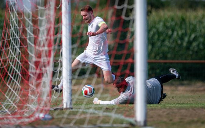 Fussball, Saison 2026 2027, Kreisfreundschaftsspiel, 25.07.2026, Herren, Hemdener SV (rot) vs. SV Krechting (weiss) v.l.: David Lehrig (SV Krechting), Luca Coenen (Hemdener SV), Bocholt Sportplatz Hemdener SV Deutschland *** Soccer, 2026–2027 Season, District Friendly Match, July 25, 2026, Men’s, Hemdener SV (red) vs. SV Krechting (white); from left: David Lehrig (SV Krechting), Luca Coenen (Hemdener SV), Bocholt, Hemdener SV Sports Field, Germany 260725_fb_hemdener-sv_sv-krechting_53339