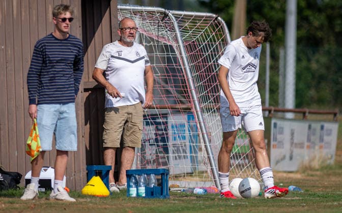 Fussball, Saison 2026 2027, Kreisfreundschaftsspiel, 25.07.2026, Herren, Hemdener SV (rot) vs. SV Krechting (weiss) Dirk Juch (Trainer SV Krechting), Bocholt Sportplatz Hemdener SV Deutschland *** Soccer, 2026–2027 Season, District Friendly Match, July 25, 2026, Men s, Hemdener SV (red) vs. SV Krechting (white); Dirk Juch, Coach of SV Krechting, Bocholt; Hemdener SV Sports Field, Germany 260725_fb_hemdener-sv_sv-krechting_53341