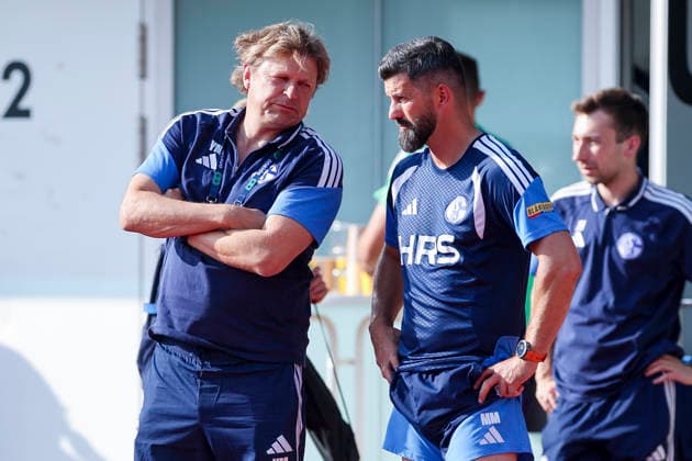 Direktor Profifussball Youri Mulder (FC Schalke 04) und Trainer Miron Muslic (FC Schalke 04) unterhalten sich, Friendly match, FC Schalke 04 v Fagiano Okayama, Silberstadtarena am 25. July 2026 in Schwaz, Österreich. (Foto von Marco Steinbrenner DeFodi Images) Direktor Profifussball Youri Mulder (FC Schalke 04) und Trainer Miron Muslic (FC Schalke 04) talk together, Friendly match, FC Schalke 04 v Fagiano Okayama, Silberstadt Arena, July 25, 2026 in Schwaz, Austria. (Photo by Marco Steinbrenner DeFodi Images) - *** FC Schalke 04 Director of Professional Soccer Youri Mulder and FC Schalke 04 Coach Miron Muslic are talking, Friendly match, FC Schalke 04 vs. Fagiano Okayama, Silberstadtarena on July 25, 2026, in Schwaz, Austria Photo by Marco Steinbrenner, DeFodi Images Director of Professional Soccer Youri Mulder of FC Schalke 04 and Coach Miron Muslic of FC Schalke 04 are talking, Friendly match, FC Schalke 04 vs. Fagiano Okayama, Silberstadt Arena, July 25, 2026, in Schwaz, Austria. Photo by Marco Steinbrenner, DeFodi Images