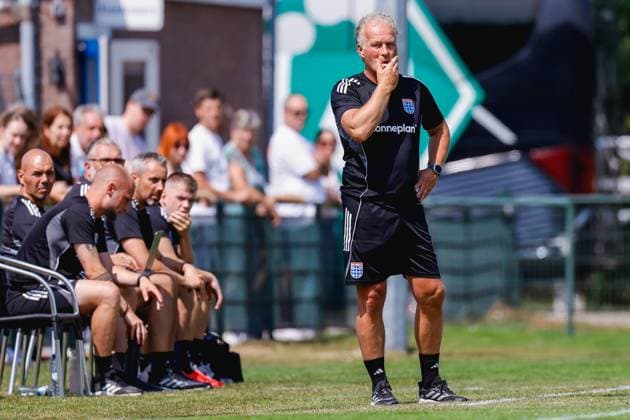 HATTEMERBROEK , 25-07-2026 , sportpark De Kuule , season 2026 2027 , Dutch Preseason football , friendly match between PEC Zwolle (women) and SV Werder Bremen (women) , picture shows PEC Zwolle coach Gert Peter de Gunst PEC Ã Werder Bremen (women friendly)  x205199763x Copyright: