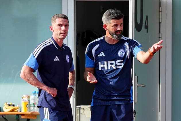 Robin Gosens (FC Schalke 04) und Trainer Miron Muslic (FC Schalke 04) unterhalten sich, Friendly match, FC Schalke 04 v Fagiano Okayama, Silberstadtarena am 25. July 2026 in Schwaz, Österreich. (Foto von Marco Steinbrenner DeFodi Images) Robin Gosens (FC Schalke 04) und Trainer Miron Muslic (FC Schalke 04) talk together, Friendly match, FC Schalke 04 v Fagiano Okayama, Silberstadt Arena, July 25, 2026 in Schwaz, Austria. (Photo by Marco Steinbrenner DeFodi Images) - *** Robin Gosens of FC Schalke 04 and coach Miron Muslic of FC Schalke 04 are talking, Friendly match, FC Schalke 04 vs. Fagiano Okayama, Silberstadtarena on July 25, 2026, in Schwaz, Austria Photo by Marco Steinbrenner, DeFodi Images Robin Gosens of FC Schalke 04 and coach Miron Muslic of FC Schalke 04 talk together, Friendly match, FC Schalke 04 vs. Fagiano Okayama, Silberstadt Arena, July 25, 2026, in Schwaz, Austria. Photo by Marco Steinbrenner, DeFodi Images