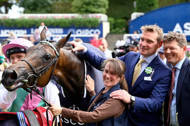 25.07.2026, Ascot, Windsor, GBR - Kalpana with Colin Keane and trainer Andrew Balding (right) after winning the King George and Queen Elizabeth Stakes. Ascot racecourse. (Pferd, Jockey, Kalpana, Keane, Sieg, Trainer, Balding) 260725C975ASCOT.JPG *** July 25, 2026, Ascot, Windsor, UK Kalpana with Colin Keane and trainer Andrew Balding right after winning the King George and Queen Elizabeth Stakes at Ascot Racecourse Horse, Jockey, Kalpana, Keane, Victory, Trainer, Balding 260725C975ASCOT JPG