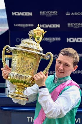 25.07.2026, Ascot, Windsor, GBR - Jockey Colin Keane with the trophy after winning the King George and Queen Elizabeth Stakes. Ascot racecourse. (Jockey, Keane, Sieg) 260725C980ASCOT.JPG *** July 25, 2026, Ascot, Windsor, GBR Jockey Colin Keane with the trophy after winning the King George and Queen Elizabeth Stakes at Ascot Racecourse Jockey Keane, Victory 260725C980ASCOT JPG