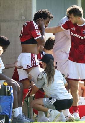 25.07.2026 - Fussball - Saison 2026 2027 - Testspiel Freundschaftsspiel Vorbereitungsspiel: 1. FC Nürnberg Nuernberg FCN ( Club ) - Palermo FC - Sportfoto Zink DaMa - xdaxmax - Rayan Ghrieb (7, 1. FC Nürnberg FCN ) wird wg Schmerzen Verletzung verletzt am Oberschenkel nach Auswechslung behandelt *** July 25, 2026 Soccer Season 2026–2027 Exhibition Match Friendly Match Preseason Match 1. FC Nürnberg Nuremberg FCN Club Palermo FC Sports Photo Zink DaMa xdaxmax Rayan Ghrieb 7, 1 FC Nürnberg (FCN) is being treated for pain due to a thigh injury after being substituted