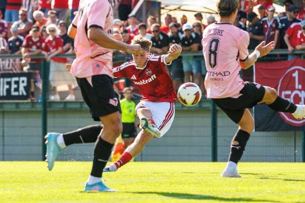 25.07.2026 - Fussball - Saison 2026 2027 - Testspiel Freundschaftsspiel Vorbereitungsspiel: 1. FC Nürnberg Nuernberg FCN ( Club ) - Palermo FC - Sportfoto Zink DaMa - xdaxmax - Marko Soldic (16, 1. FC Nürnberg FCN ) mit Torschuss *** July 25, 2026 Soccer Season 2026–2027 Exhibition Match Friendly Match Preseason Match 1 FC Nürnberg Nuremberg FCN Club Palermo FC Sports Photo Zink DaMa xdaxmax Marko Soldic 16, 1 FC Nuremberg FCN taking a shot on goal