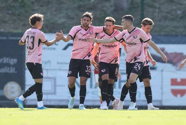 25.07.2026 - Fussball - Saison 2026 2027 - Testspiel Freundschaftsspiel Vorbereitungsspiel: 1. FC Nürnberg Nuernberg FCN ( Club ) - Palermo FC - Sportfoto Zink DaMa - xdaxmax - Jubel Freude Torjubel nach Tor zum 2:2 - Mannschaft Team des Palermo FC jubelt freut sich *** July 25, 2026 Soccer Season 2026–2027 Exhibition Match Friendly Match Preseason Match 1 FC Nuremberg Nuremberg FCN Club Palermo FC Sports Photo Zink DaMa xdaxmax Celebration Joy Goal Celebration after the 2–2 goal by the Palermo team FC celebrates and rejoices