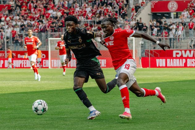 Zweikampf zwischen Dillon Berko (Borussia Moenchengladbach, 37) und Franci Bouebari (Rot-Weiss Essen, 19). Rot Weiss Essen vs. Borussia Moenchenlgadbach, Fussball, Testspiel, Saison 2026 2027, 25.07.2026 DFL DFB Regulations prohibit any use of Photographs as image sequences and or Quasivideo Rot Weiss Essen vs. Borussia Moenchengladbach, Fussball, Testspiel, Saison 2026 2027, 25.07.2026 Essen *** Tackle between Dillon Berko of Borussia Mönchengladbach, 37, and Franci Bouebari of Rot-Weiss Essen, 19; Rot-Weiss Essen vs. Borussia Mönchengladbach, soccer, friendly match, 2026–2027 season, July 25, 2026 DFL DFB regulations prohibit any use of photographs as image sequences and or quasi-video Rot-Weiss Essen vs. Borussia Mönchengladbach, soccer, friendly match, 2026–2027 season, July 25, 2026 Essen Copyright: xEibner-Pressefoto ThomasxHaeslerx EP_THR