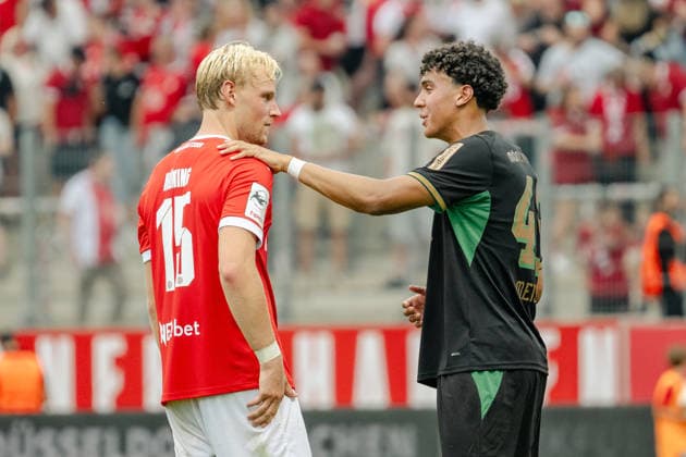 Tyler Meiser (Borussia Moenchengladbach, 43) im Gespraech mit Ben Huening (Rot-Weiss Essen, 15). Rot Weiss Essen vs. Borussia Moenchenlgadbach, Fussball, Testspiel, Saison 2026 2027, 25.07.2026 DFL DFB Regulations prohibit any use of Photographs as image sequences and or Quasivideo Rot Weiss Essen vs. Borussia Moenchengladbach, Fussball, Testspiel, Saison 2026 2027, 25.07.2026 Essen *** Tyler Meiser of Borussia Mönchengladbach, 43, in conversation with Ben Huening of Rot-Weiss Essen, 15; Rot-Weiss Essen vs. Borussia Mönchengladbach, soccer, friendly match, 2026–2027 season, July 25, 2026 DFL and DFB regulations prohibit any use of photographs as image sequences and or quasi-video Rot-Weiss Essen vs. Borussia Mönchengladbach, soccer, friendly match, 2026–2027 season, July 25, 2026 Essen Copyright: xEibner-Pressefoto ThomasxHaeslerx EP_THR
