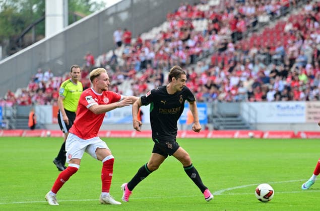 25.07.2026; Essen; Fussball, Herren, Saison 2026 2027, Testspiel Rot-Weiss Essen vs. Borussia Moenchengladbach Florian Neuhaus (Gladbach, re.) DFL regulations prohibit any use of photographs as image sequences and or quasi-video. Stadion an der Hafenstrasse NRW Deutschland *** July 25, 2026 Essen Soccer, Men s, 2026–2027 Season, Friendly Match: Rot-Weiss Essen vs. Borussia Mönchengladbach Florian Neuhaus Gladbach, re: DFL regulations prohibit any use of photographs as image sequences and or quasi-video Stadion an der Hafenstrasse, North Rhine-Westphalia, Germany