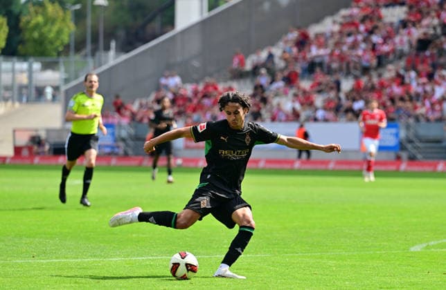 25.07.2026; Essen; Fussball, Herren, Saison 2026 2027, Testspiel Rot-Weiss Essen vs. Borussia Moenchengladbach Tor zum 0-2; Wael Mohya (Gladbach) zieht ab und trifft zum 0-2 DFL regulations prohibit any use of photographs as image sequences and or quasi-video. Stadion an der Hafenstrasse NRW Deutschland *** July 25, 2026 Essen Soccer, Men s, 2026–2027 season, Friendly Match: Rot-Weiss Essen vs. Borussia Mönchengladbach Goal to make it 0–2: Wael Mohya. Gladbach pulls away and scores to make it 0–2. DFL regulations prohibit any use of photographs as image sequences and or quasi-video. Stadion an der Hafenstrasse, North Rhine-Westphalia, Germany