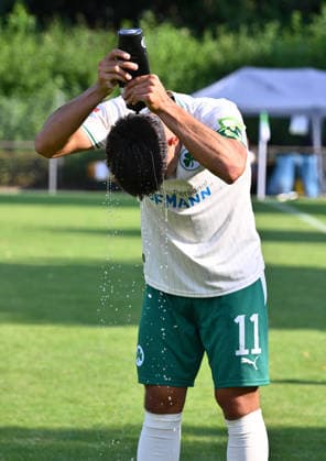 25.07.2026 - Fussball - Saison 2026 2027 - Testspiel Freundschaftsspiel Vorbereitungsspiel - TSG 1899 Hoffenheim - SpVgg Greuther Fürth ( Kleeblatt ) - - Sportfoto Zink - xwoxzix - regulations prohibit any use of photographs as image sequences and or quasi-video - only for editorial use - Aaron Keller (11, SpVgg Greuther Fürth ) erfrischt sich *** July 25, 2026 Soccer Season 2026–2027 Exhibition Match Friendly Match Preseason Match TSG 1899 Hoffenheim SpVgg Greuther Fürth Kleeblatt Sports Photo Zink xwoxzix Regulations prohibit any use of photographs as image sequences and or quasi-video For editorial use only. Aaron Keller, 11, of SpVgg Greuther Fürth, cools off