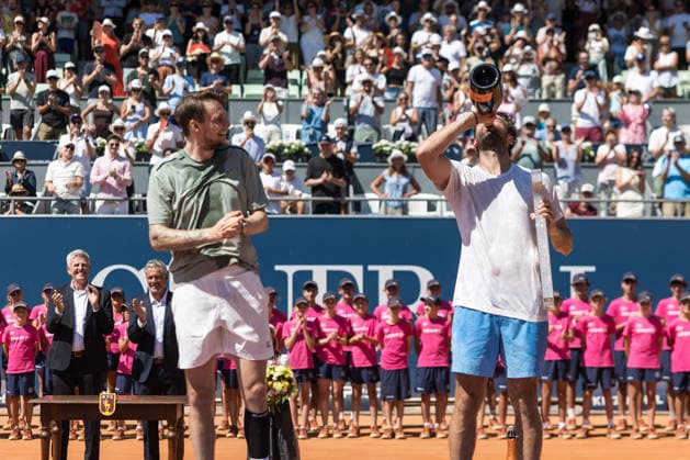 v.l. Zweiter Platz Alexander Bublik (KAZ), Turniersieger Quentin Halys (FRA) Foto:Eibner-Pressefoto Groder Kitzbühel *** From left: Second place—Alexander Bublik (KAZ); tournament winner—Quentin Halys (FRA). Photo by Eibner; press photo by Groder, Kitzbühel  EP_gro
