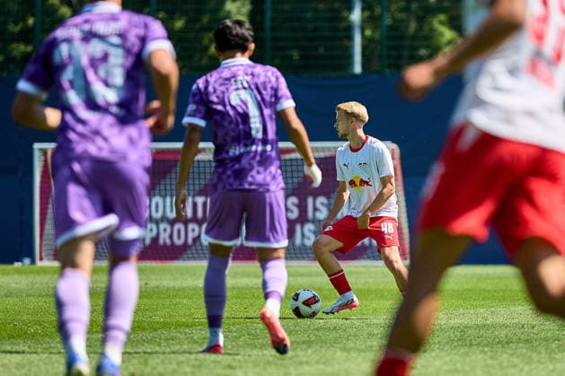 25.07.2026, Fußball, Männer, Testspiel, Bundesliga, 2026 2027, RB Leipzig - FC Ingolstadt Arthur Vermeeren (48, RB Leipzig), Aktion, mit Ball Leipzig Trainingszentrum der Roten Bulle Sachsen Deutschland *** July 25, 2026, Soccer, Men, Friendly Match, Bundesliga, 2026–2027, RB Leipzig vs. FC Ingolstadt, Arthur Vermeeren 48, RB Leipzig, Action, with the ball, RB Leipzig Training Center, Saxony, Germany