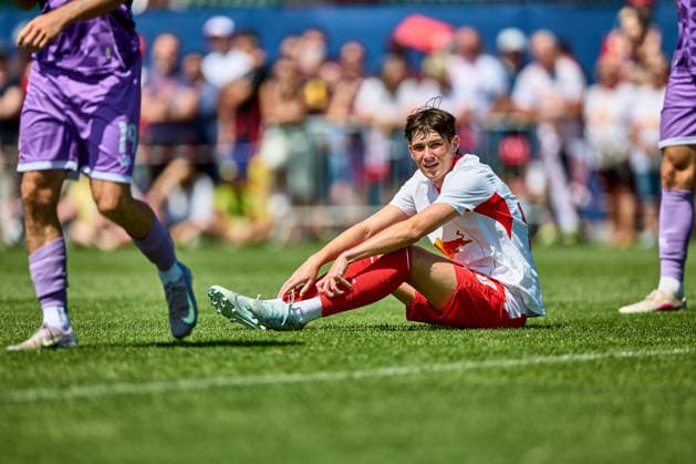 25.07.2026, Fußball, Männer, Testspiel, Bundesliga, 2026 2027, RB Leipzig - FC Ingolstadt Andrija Maksimovic (30, RB Leipzig), Freisteller, sitzt nach Foul am Boden Leipzig Trainingszentrum der Roten Bulle Sachsen Deutschland *** July 25, 2026, Soccer, Men, Friendly Match, Bundesliga, 2026–2027, RB Leipzig vs. FC Ingolstadt, Andrija Maksimovic, 30, RB Leipzig, free kick, sitting on the ground after a foul, RB Leipzig Training Center, Saxony, Germany