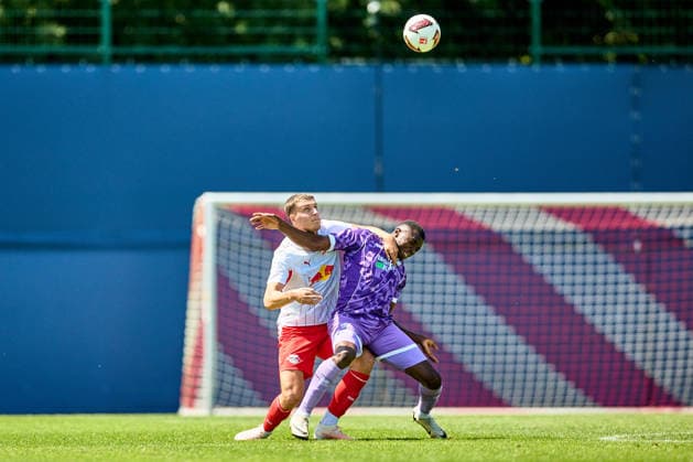 25.07.2026, Fußball, Männer, Testspiel, Bundesliga, 2026 2027, RB Leipzig - FC Ingolstadt Maxim Esteve (3, RB Leipzig), Aktion, mit Ball, Zweikampf Leipzig Trainingszentrum der Roten Bulle Sachsen Deutschland *** July 25, 2026, Soccer, Men, Friendly Match, Bundesliga, 2026–2027, RB Leipzig vs. FC Ingolstadt, Maxim Esteve 3, RB Leipzig, Action, With Ball, Tackle, Leipzig Training Center of the Red Bulls, Saxony, Germany