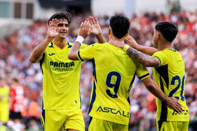 EINDHOVEN, NETHERLANDS - JULY 25: Georges Mikautadze of Villarreal CF celebrates with Gerard Moreno of Villarreal CF and Alberto Moleiro of Villarreal CF after scoring his team s first goal during the pre-season friendly match between PSV and Villarreal CF at Philips Stadion on July 25, 2026 in Eindhoven, Netherlands.  Copyright: xRenexNijhuis MBxMediax
