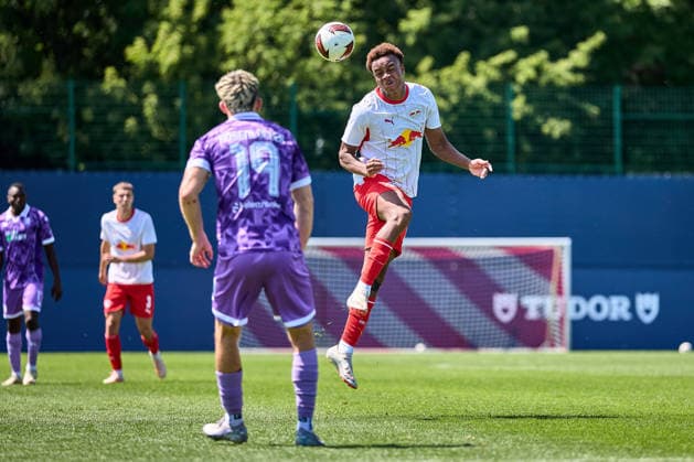 25.07.2026, Fußball, Männer, Testspiel, Bundesliga, 2026 2027, RB Leipzig - FC Ingolstadt Assan Ouedraogo (8, RB Leipzig), Freisteller, Aktion, mit Ball, Kopfball, in der Luft Leipzig Trainingszentrum der Roten Bulle Sachsen Deutschland *** July 25, 2026, Soccer, Men, Friendly Match, Bundesliga, 2026–2027, RB Leipzig vs. FC Ingolstadt, Assan Ouedraogo 8, RB Leipzig, Free Kick, Action, With Ball, Header, In the Air, Leipzig Training Center of the Red Bulls, Saxony, Germany