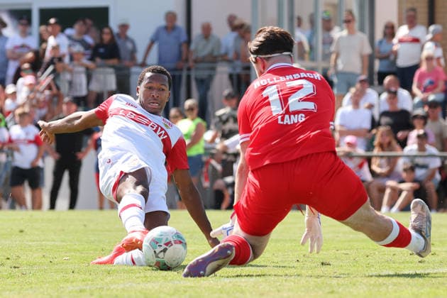 25.07.2026, Deutschland, Hollenbach, Fußball Bundesliga, Saison 2026 2027, Testspiel, Freundschaftsspiel, JAKO-Testspiel, FSV Hollenbach vs. VfB Stuttgart, v.l. Jarzinho Malanga (VfB), Matthias Lang (Holl) *** July 25, 2026, Germany, Hollenbach, Bundesliga, 2026–2027 season, exhibition match, friendly match, JAKO exhibition match, FSV Hollenbach vs. VfB Stuttgart, from left: Jarzinho Malanga (VfB), Matthias Lang (Holl)