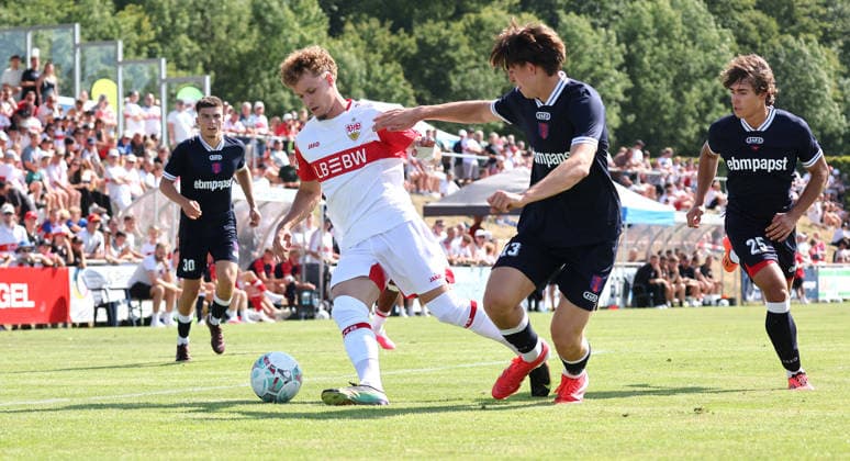 25.07.2026, Deutschland, Hollenbach, Fußball Bundesliga, Saison 2026 2027, Testspiel, Freundschaftsspiel, JAKO-Testspiel, FSV Hollenbach vs. VfB Stuttgart, v.l. Lazar Jovanovic (VfB), Leon Wildermann (Holl) *** July 25, 2026, Germany, Hollenbach, Bundesliga, 2026–2027 season, exhibition match, friendly match, JAKO exhibition match, FSV Hollenbach vs. VfB Stuttgart, from left: Lazar Jovanovic (VfB), Leon Wildermann (Holl)