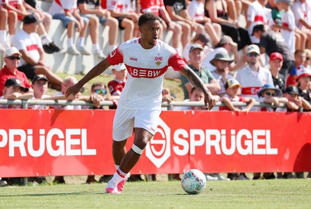 25.07.2026, Deutschland, Hollenbach, Fußball Bundesliga, Saison 2026 2027, Testspiel, Freundschaftsspiel, JAKO-Testspiel, FSV Hollenbach vs. VfB Stuttgart, Nikolas Nartey (VfB) *** July 25, 2026, Germany, Hollenbach, Bundesliga, 2026–2027 season, exhibition match, friendly match, JAKO exhibition match, FSV Hollenbach vs. VfB Stuttgart, Nikolas Nartey (VfB)