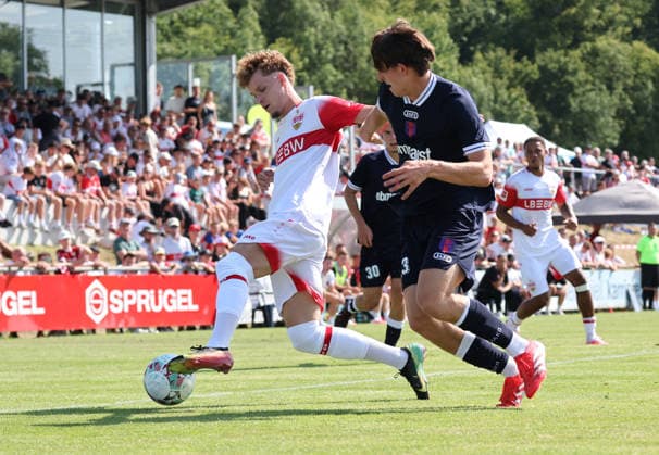 25.07.2026, Deutschland, Hollenbach, Fußball Bundesliga, Saison 2026 2027, Testspiel, Freundschaftsspiel, JAKO-Testspiel, FSV Hollenbach vs. VfB Stuttgart, v.l. Lazar Jovanovic (VfB), Leon Wildermann (Holl) *** July 25, 2026, Germany, Hollenbach, Bundesliga, 2026–2027 season, exhibition match, friendly match, JAKO exhibition match, FSV Hollenbach vs. VfB Stuttgart, from left: Lazar Jovanovic (VfB), Leon Wildermann (Holl)
