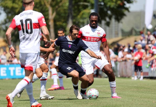 25.07.2026, Deutschland, Hollenbach, Fußball Bundesliga, Saison 2026 2027, Testspiel, Freundschaftsspiel, JAKO-Testspiel, FSV Hollenbach vs. VfB Stuttgart, v.l. Felix Limbach (Holl), Dan-Axel Zagadou (VfB) *** July 25, 2026, Germany, Hollenbach, Bundesliga, 2026–2027 season, exhibition match, friendly match, JAKO exhibition match, FSV Hollenbach vs. VfB Stuttgart, from left: Felix Limbach (Holl), Dan Axel Zagadou (VfB)