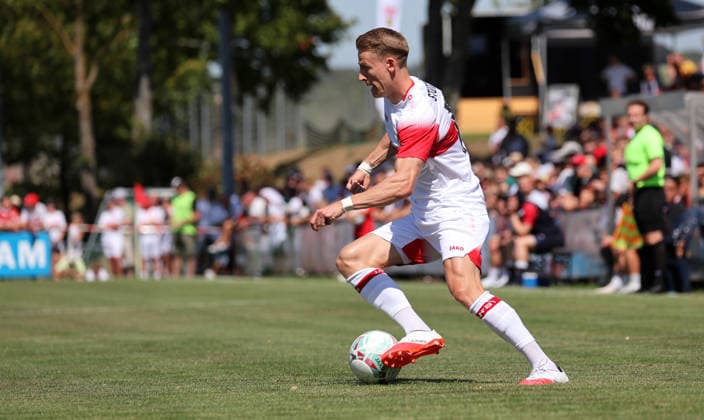25.07.2026, Deutschland, Hollenbach, Fußball Bundesliga, Saison 2026 2027, Testspiel, Freundschaftsspiel, JAKO-Testspiel, FSV Hollenbach vs. VfB Stuttgart, Chris Führich (VfB) *** July 25, 2026, Germany, Hollenbach, Bundesliga, 2026–2027 season, exhibition match, friendly match, JAKO exhibition match, FSV Hollenbach vs. VfB Stuttgart, Chris Führich (VfB)