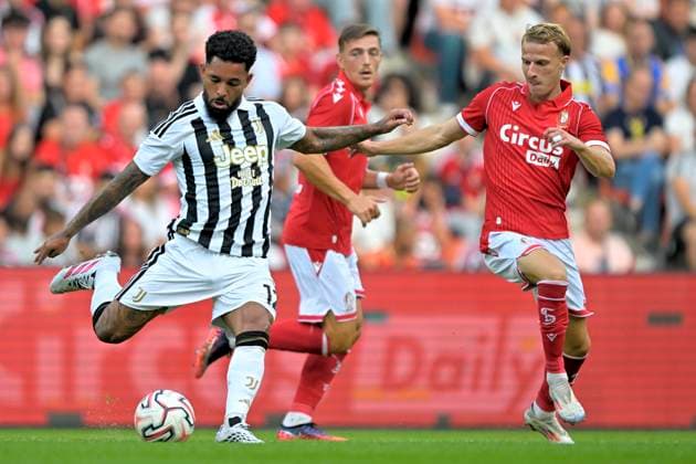 Standard de Liege v Juventus - Jupiler Pro League Friendly LIEGE, BELGIUM - JULY 25 : Luiz Douglas of Juventus battles for the ball with Calut Alexandro defender of Standard de Liege during the Jupiler Pro League friendly match between Standard de Liege and Juventus on July 25, 2026 in Liege, Belgium, 25 07 2026 Liege Belgium  Copyright: xSesx
