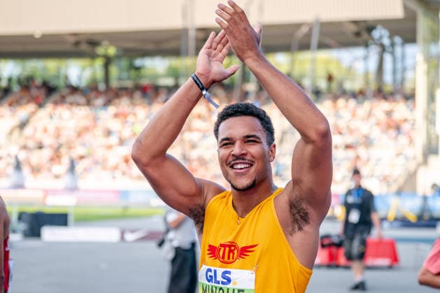 Wattenscheid, 25.07.2026, Leichathletik, Deutsche Meisterschaften, Männer, 110m Hürden Gregory MinouÃ (GER, Tracksrunner Bonn) feiert mit dem Publikum Bochum-Wattenscheid Lohrheidestadion NRW Germany *** Wattenscheid, July 25, 2026, Track and Field, German Championships, Men, 110m Hurdles: Gregory MinouÃ (GER) of Tracksrunner Bonn celebrates with the crowd at the Lohrheidestadion in Bochum-Wattenscheid, North Rhine-Westphalia, Germany