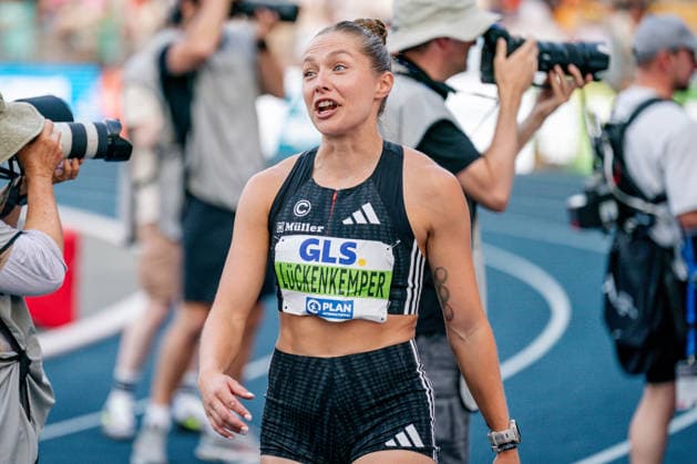 Wattenscheid, 25.07.2026, Leichathletik, Deutsche Meisterschaften, Frauen, 100m Gina Lückenkemper (GER, SCC Berlin) nachdem 3. Platz bei den deutschen Meisterschaften auf der Bahn Bochum-Wattenscheid Lohrheidestadion NRW Germany *** Wattenscheid, July 25, 2026, Track and Field, German Championships, Women’s 100m: Gina Lückenkemper (GER), SCC Berlin, after finishing in 3rd place at the German Championships on the track at the Lohrheidestadion in Bochum-Wattenscheid, North Rhine-Westphalia, Germany